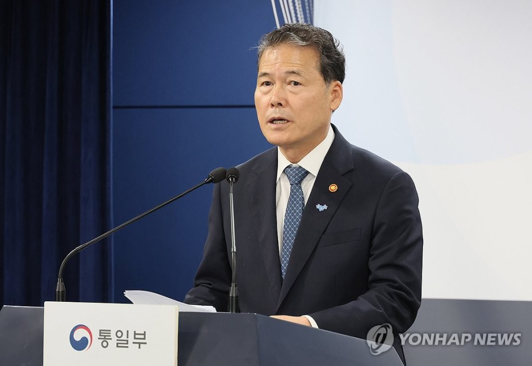 (LEAD) Unification minister calls on N. Korea to accept S. Korea's offer for dialogue channel