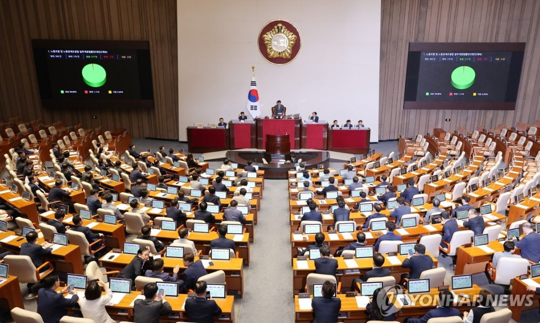 (LEAD) Opposition unilaterally passes contentious pro-labor bill