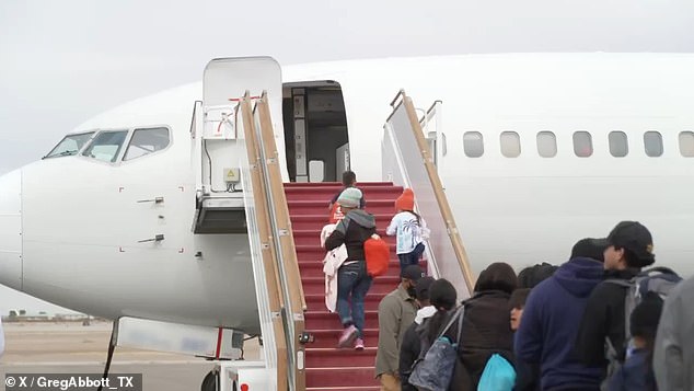 Los migrantes abordan vuelos en Texas con destino a Chicago. El plan de la administración Biden para permitir que los migrantes de Cuba, Nicaragua, Haití y Venezuela ingresen a Estados Unidos a bordo de aviones se ha suspendido esta semana después de que el Departamento de Seguridad Nacional descubriera un importante fraude interno