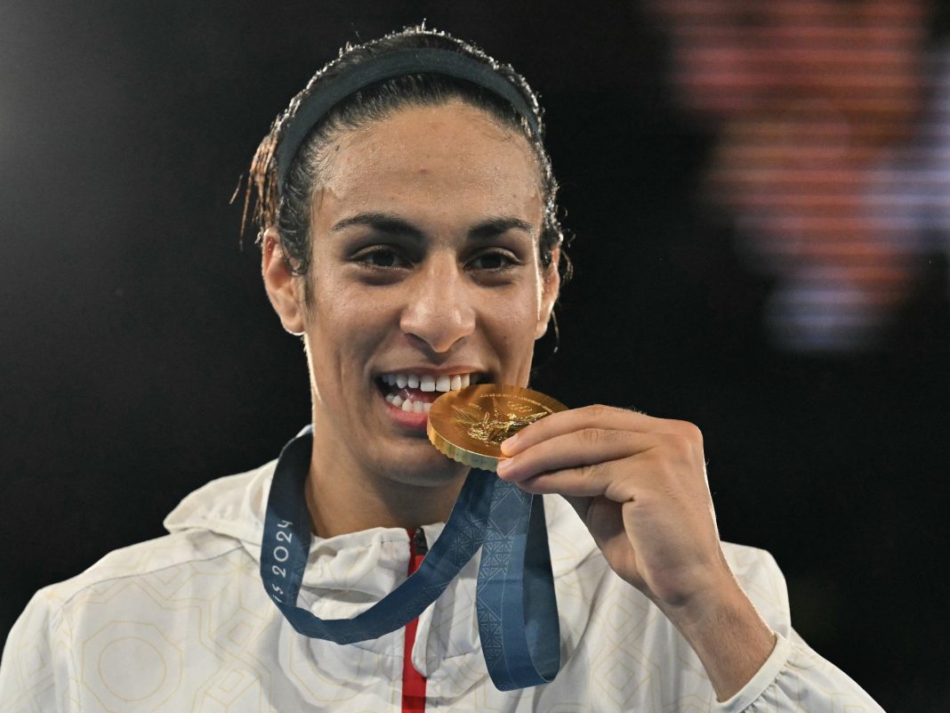 La argelina Khelif es la primera mujer árabe y africana en ganar el oro olímpico en boxeo
