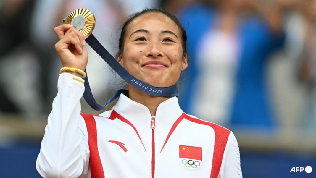 La china Zheng Qinwen hace historia con el oro olímpico en tenis individual
