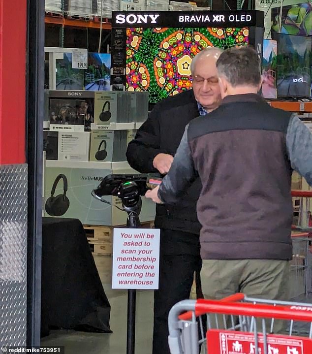 En la imagen se muestra la instalación en la entrada del almacén de Costco en Issaquah, Washington, que permite a un empleado de la tienda ver la foto asociada a una tarjeta de membresía.