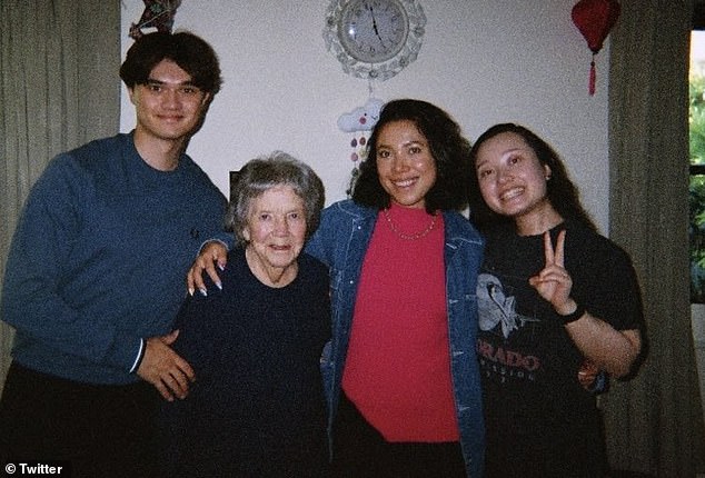 Una nieta compartió esta foto familiar en X y dijo que la casa de su abuela estaba en una lista de direcciones que estaban en la mira de matones de extrema derecha.