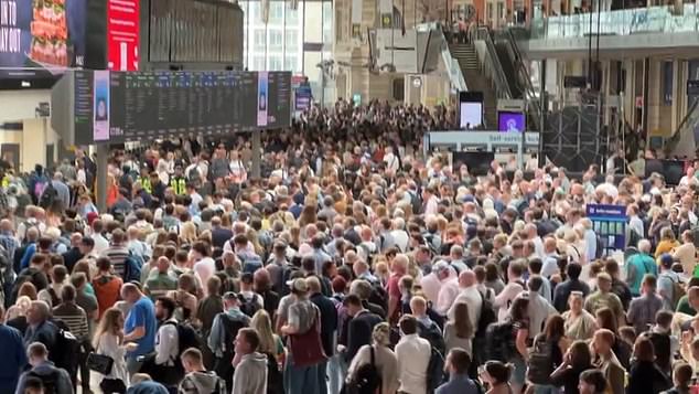 Se vieron grandes multitudes esperando en los tablones de anuncios de la estación de Waterloo después de que varios trenes sufrieran graves retrasos o cancelaciones esta tarde.