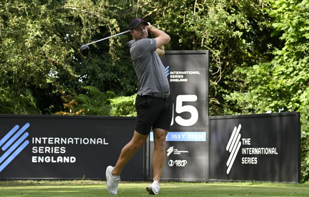 La estrella de golf de LIV, Uihlein, rompe el récord del campo Foxhills y se pone líder - Noticias de golf | Revista de golf
