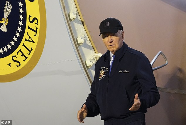 El presidente, que recientemente había dado positivo por COVID, estaba encerrado en aislamiento con su esposa Jill y un puñado de asistentes de confianza en la casa de la familia Biden en Rehoboth Beach, Delaware. (En la foto: llegando a Delaware el 17 de julio).