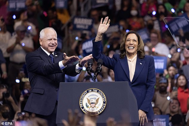 Según se informa, Tim Walz le confesó al equipo de investigación de Kamala Harris que necesitaría que le enseñaran a usar un teleprompter antes de convertirse en su compañero de fórmula.