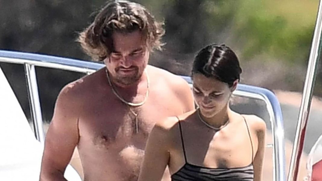 La novia de Leonardo DiCaprio, Vittoria Ceretti, lo atiende tras una picadura de medusa en Italia
