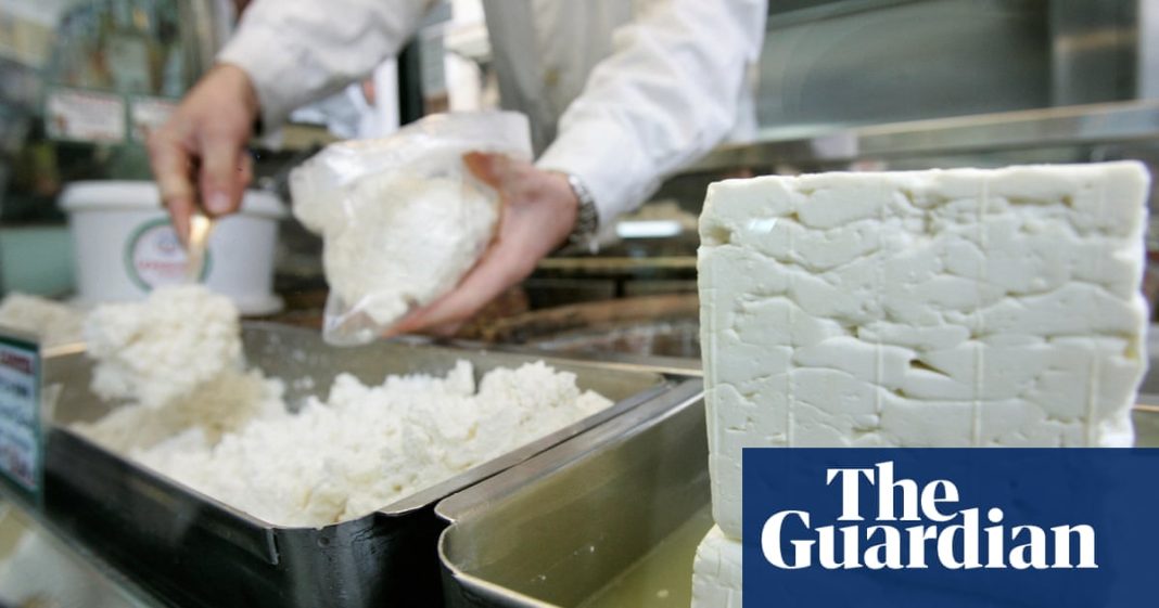 La plaga de ovejas y cabras no detendrá la producción de queso feta, afirman los agricultores griegos
