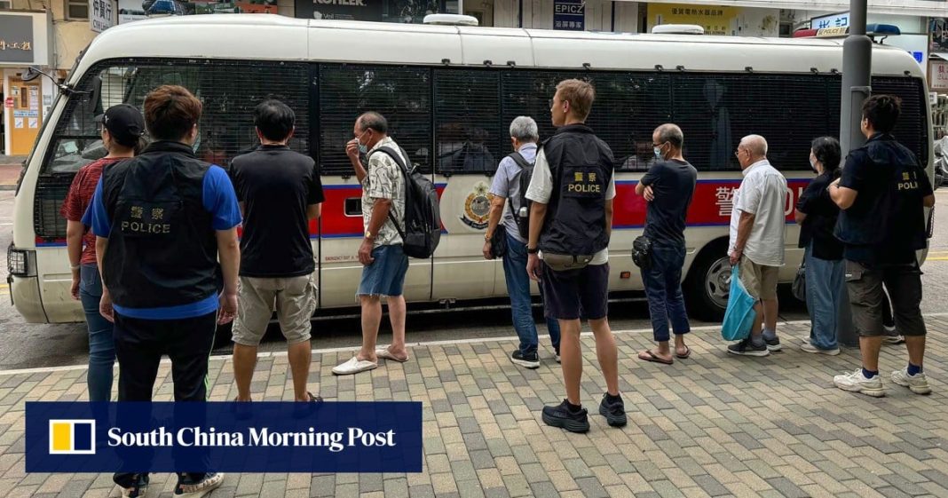 La policía de Hong Kong arresta a un hombre de 90 años y a ocho residentes mayores por jugar al mahjong
