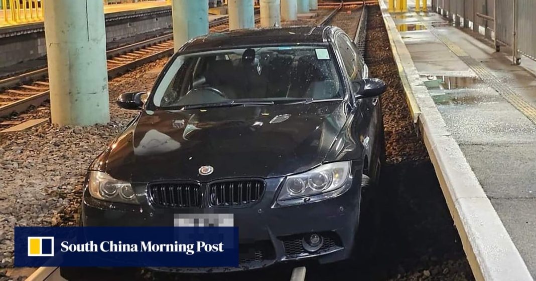 La policía de Hong Kong busca a una pareja que abandonó su coche en las vías del tren ligero
