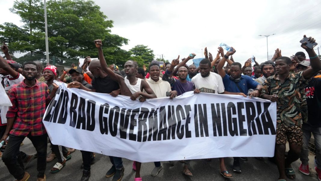 La policía lanza gases lacrimógenos mientras se reanudan las protestas por las dificultades económicas en Nigeria
