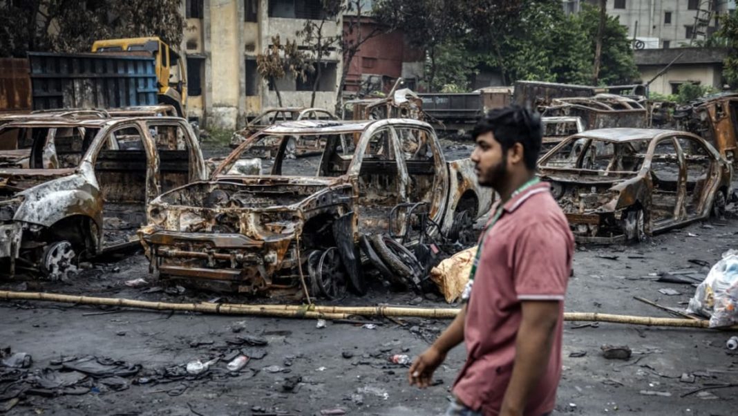 La policía regresa a las calles de la capital de Bangladesh tras finalizar la huelga
