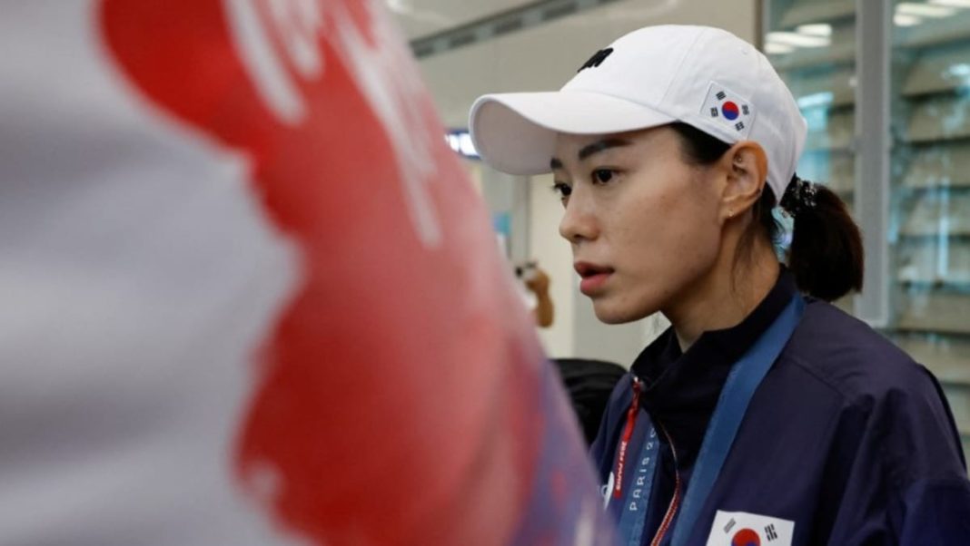 La tiradora surcoreana Kim Ye-ji se desploma en una conferencia de prensa
