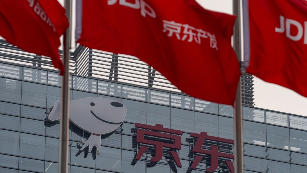 Las acciones de JD.com suben tras anunciar una recompra de acciones por 5.000 millones de dólares, superando la caída del Hang Seng
