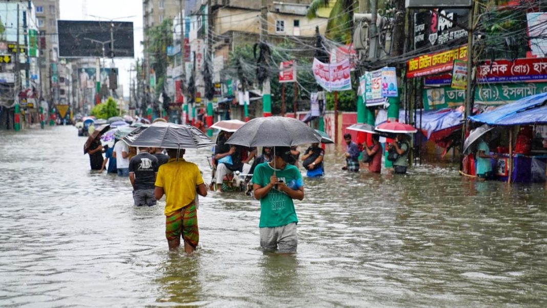 Las inundaciones en Bangladesh dejan a casi tres millones de personas aisladas y matan a dos
