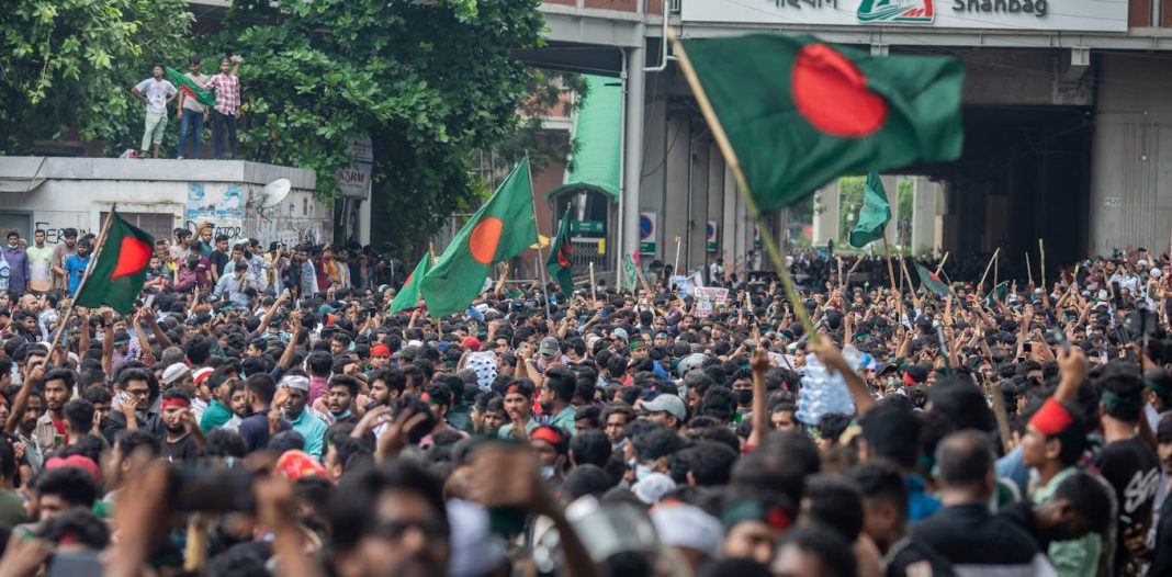 Las protestas en Bangladesh: qué llevó a la destitución del primer ministro y los desafíos que se avecinan
