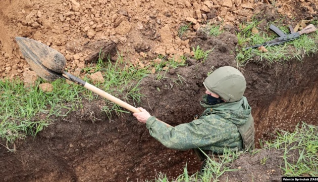 Las tropas rusas cavan trincheras en la región de Kursk
