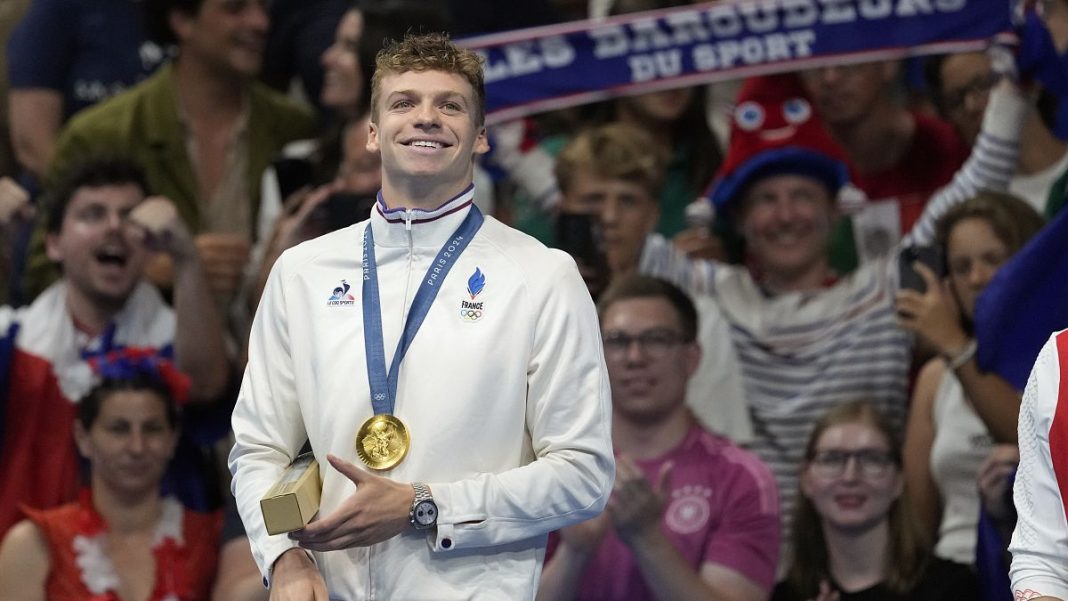 Léon Marchand, cuatro veces campeón olímpico, no se deja intimidar por su nueva fama
