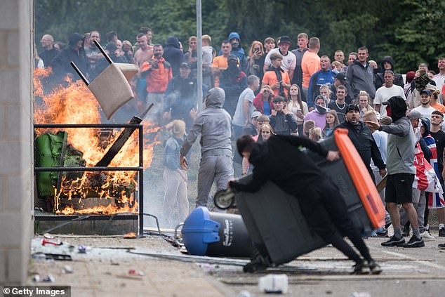 Manifestantes antiinmigración intentan ingresar al hotel Holiday Inn Express, que alberga a solicitantes de asilo, el 4 de agosto de 2024 en Rotherham