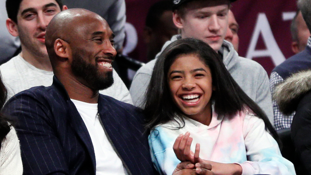 Los Lakers presentan una estatua de Kobe Bryant y su hija Gianna fuera del estadio, en memoria de fotos icónicas en la cancha
