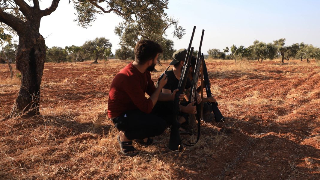 Los aldeanos sirios toman rifles para derribar drones cargados de explosivos
