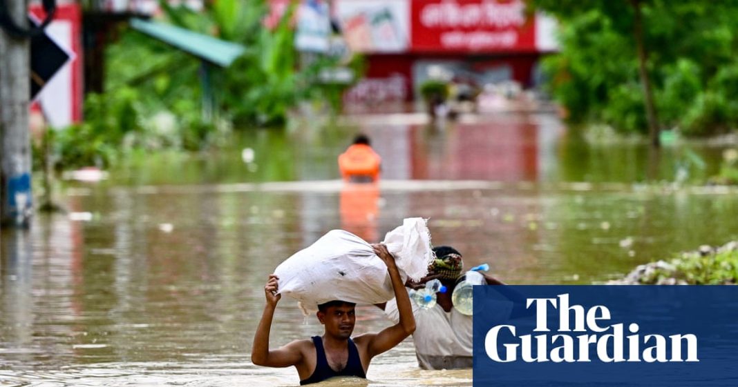 Los bangladesíes se refugian en albergues de emergencia tras las graves inundaciones
