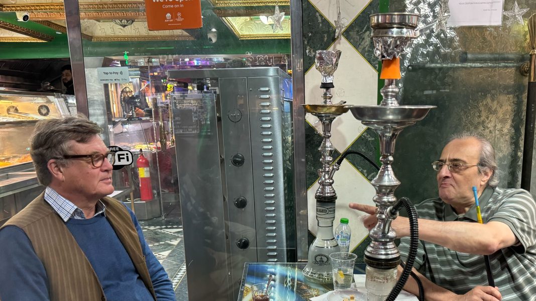 Los cafés de shisha de Gran Bretaña temen por su futuro mientras Starmer propone prohibir fumar al aire libre
