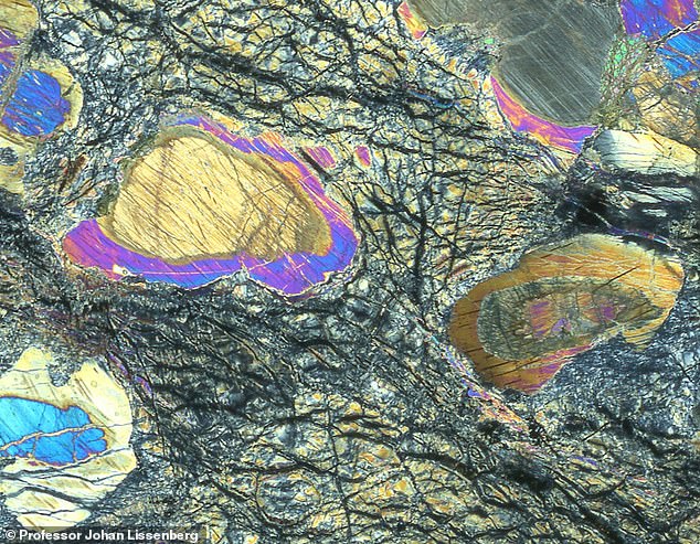 Los científicos han extraído una enorme muestra del manto de la Tierra después de perforar el planeta más profundamente que nunca.