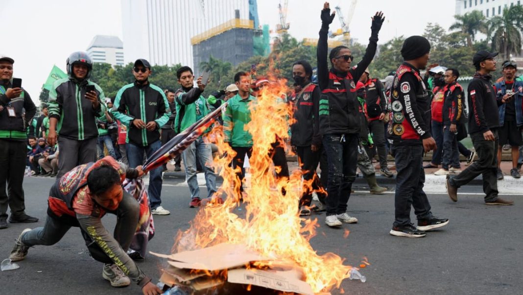 Los conductores de mototaxis indonesios que utilizan aplicaciones para móviles hacen huelga en protesta por los bajos salarios
