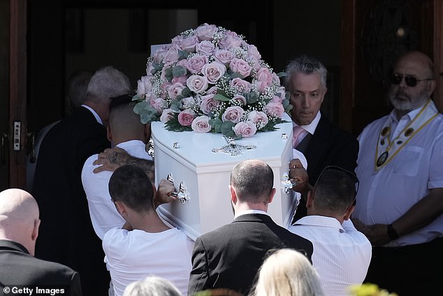 El ataúd de Alice Da Silva Aguiar fue decorado con rosas rosadas para su funeral de hoy