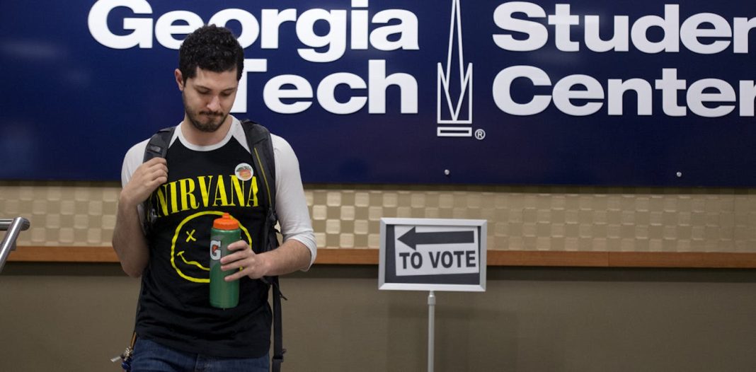 Los estudiantes ganan confianza en la democracia estadounidense al participar en elecciones y campañas para sus tareas.
