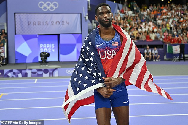 La medallista de plata estadounidense Shelby McEwen celebra su participación en la final de salto de altura masculino