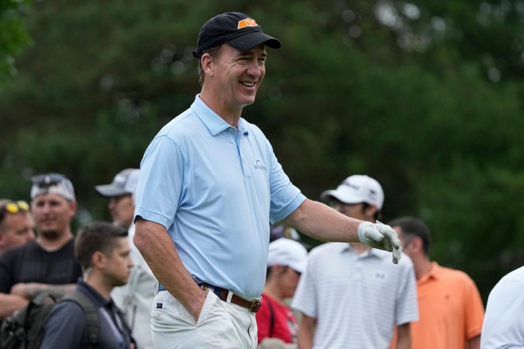 Los fanáticos del golf tuvieron una reacción divertida después de que Peyton Manning rematara su tiro de salida
