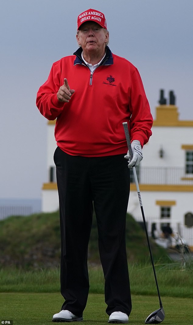 El expresidente estadounidense Donald Trump juega al golf en su campo Trump Turnberry en South Ayrshire durante su visita al Reino Unido