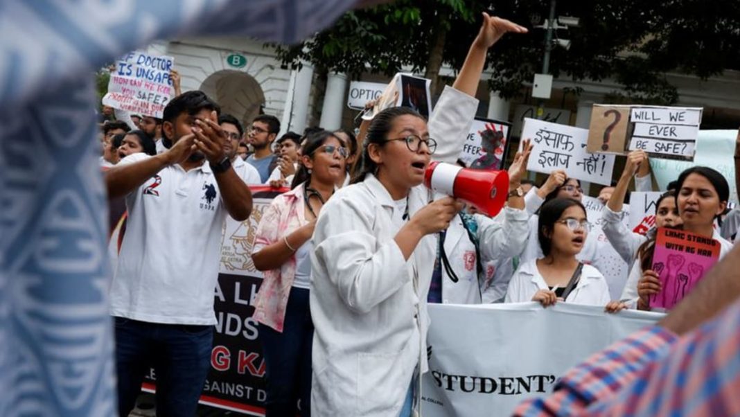 Los médicos indios se niegan a poner fin a las protestas por la violación y asesinato de una doctora
