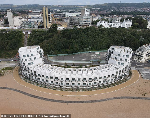 Los residentes furiosos criticaron los planes de permitir que un elegante bloque de apartamentos frente al mar se alquile en Airbnb por la friolera de £1.050 por noche.