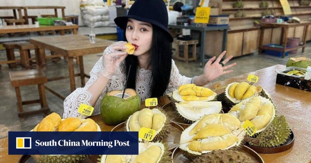 Los turistas chinos devoran durianes en Malasia mientras Fan Bingbing desata el frenesí
