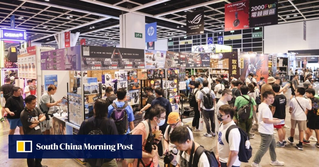 Los vendedores de tecnología de China continental compiten por una cuota de mercado en Hong Kong en la feria informática
