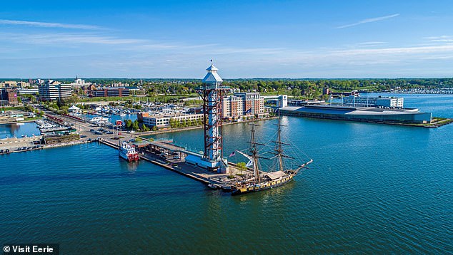 El condado de Erie, en el noroeste de Pensilvania, ha pasado por muchas cosas. Fábricas vacías salpican su costa a lo largo del lago Erie. Los edificios yacen medio abandonados, con la pintura descascarada. Las casas están vacías.