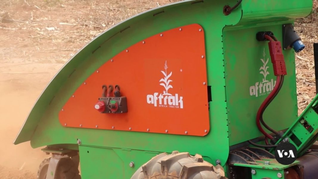 Malawi prueba un innovador tractor africano alimentado con energía solar
