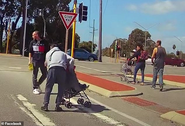 La cámara del tablero capturó el dramático momento en que un hombre sacó un machete de un cochecito