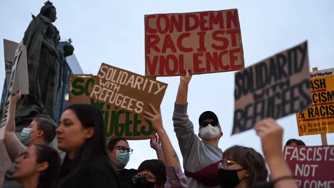 Manifestantes contra el racismo toman las calles en Reino Unido tras días de disturbios - teleSUR
