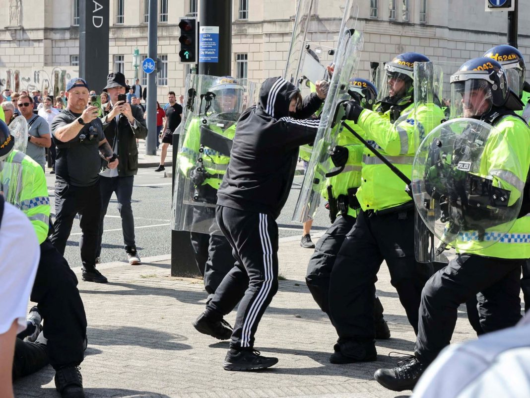 Manifestantes de extrema derecha se enfrentan a la policía en ciudades del Reino Unido mientras se extiende el malestar
