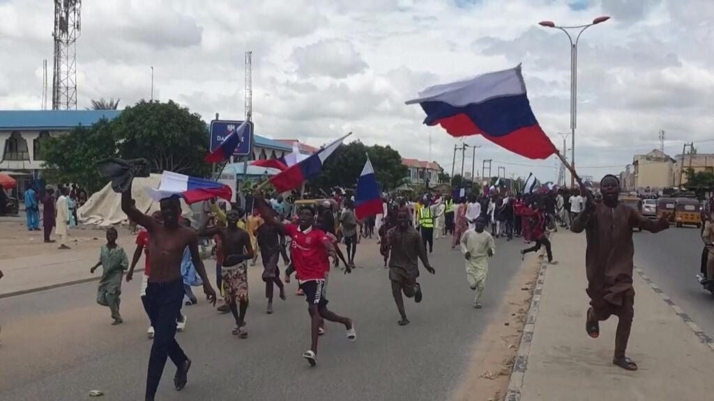 Manifestantes nigerianos arrestados por ondear la bandera rusa
