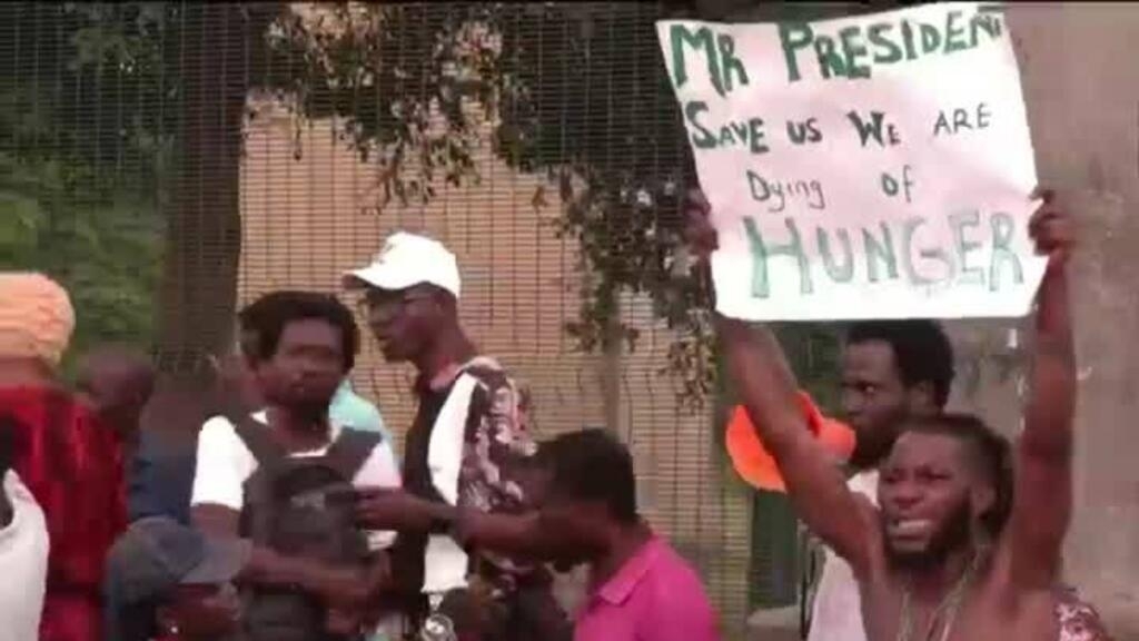 Manifestantes nigerianos desafían la petición del presidente de detenerse en medio de la peor crisis del costo de vida en años
