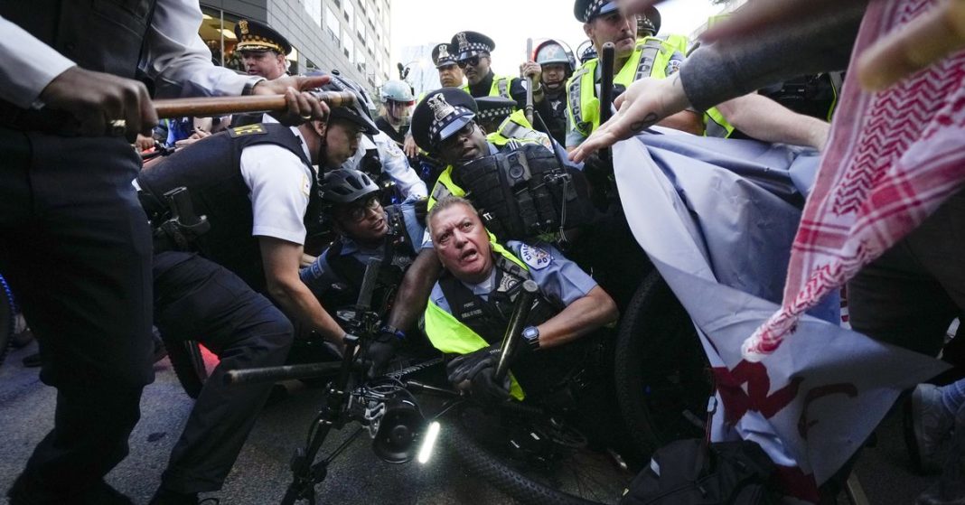 Más de 50 detenidos en protesta de Chicago por masiva participación policial 
