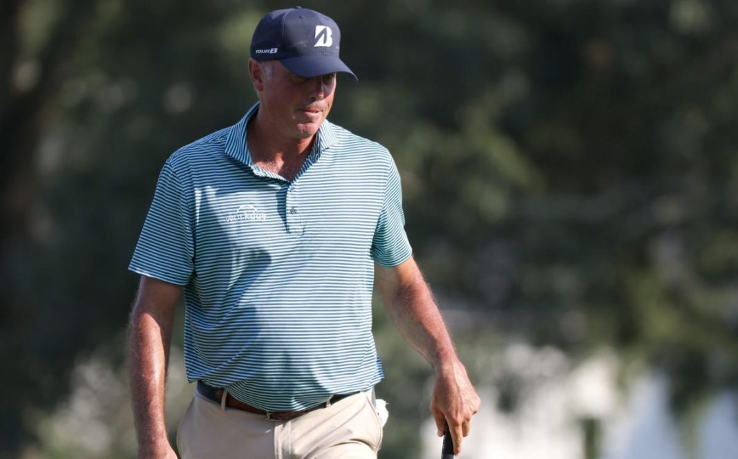 Matt Kuchar se disculpa por negarse a terminar la ronda final a pesar de estar a medio hoyo de distancia
