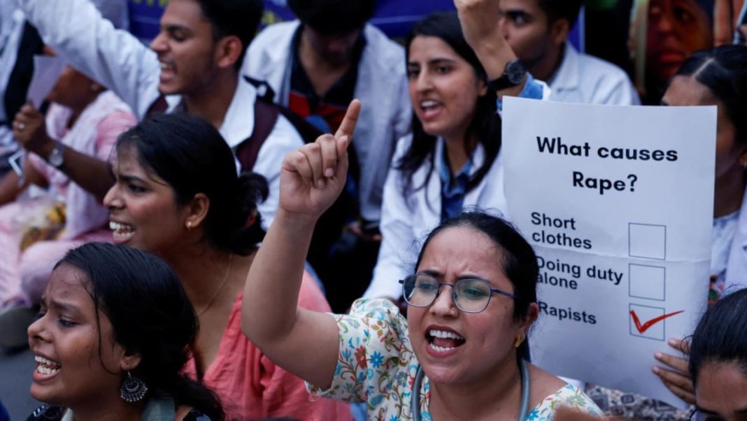 Médicos de la India hacen huelga en protesta por la violación y asesinato de una colega
