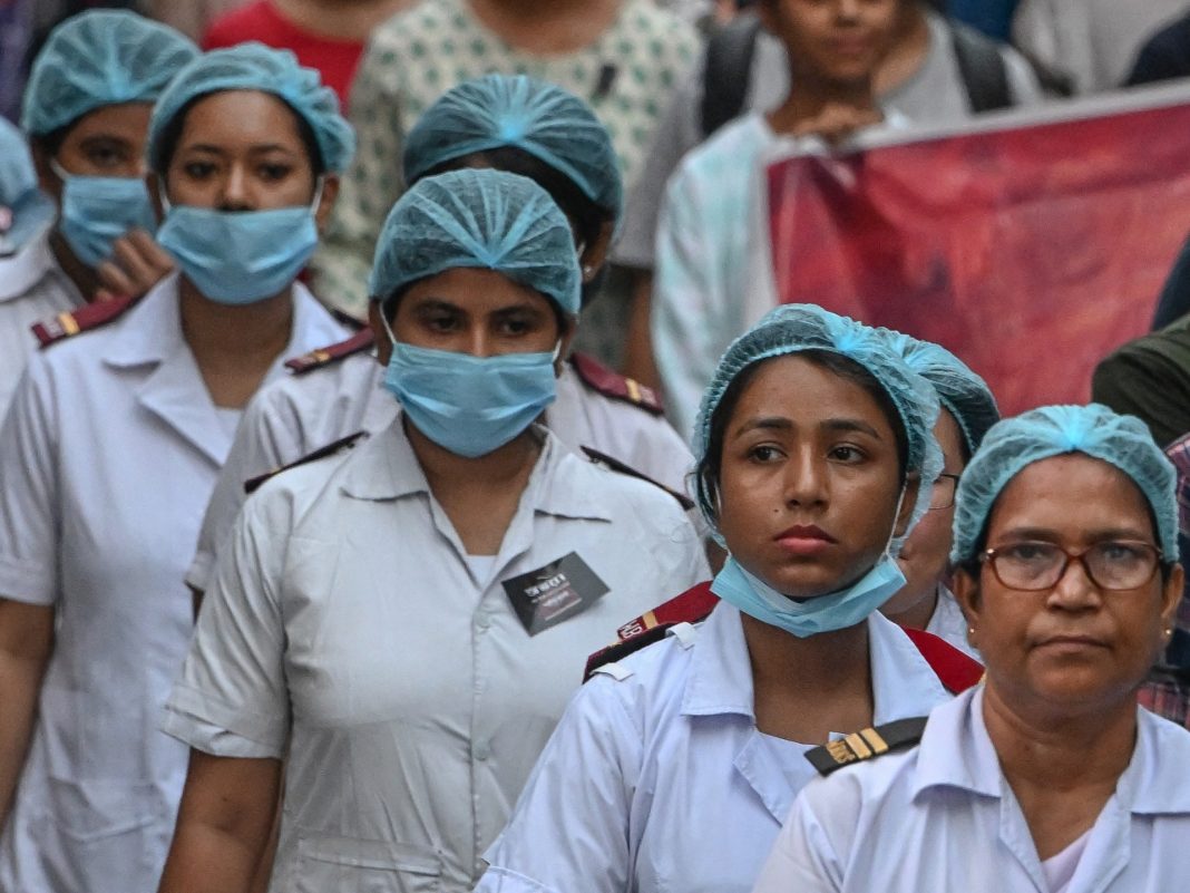 Médicos indios convocan huelga nacional por violación y asesinato de médico de Calcuta
